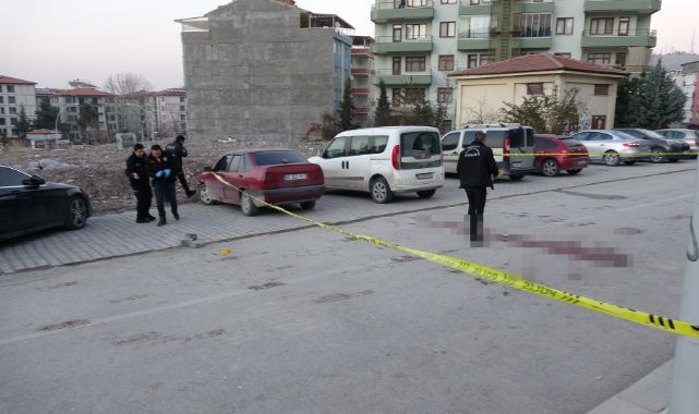 Sokak ortasında bıçaklı kavga, yaralılar var.