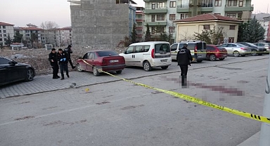 Sokak ortasında bıçaklı kavga, yaralılar var.