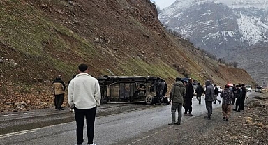 Takla atan otomobilden yaralı kurtuldular