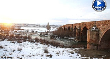 Tarihi köprü beyazlara büründü 