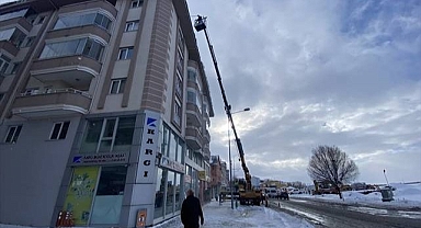 Tehlike oluşturan buz saçakları temizlendi 