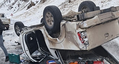 Ters dönen araçtan burunları bile kanamadan çıktılar