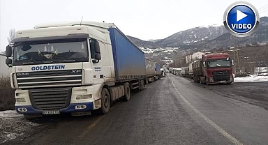 Tipi nedeniyle kara yolu tırlara kapatıldı 