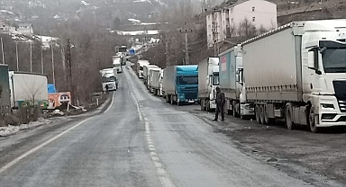 Tır geçişine kapatılan yolda ulaşım normale döndü