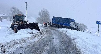 Tır iş makinesine çarptı: 1 kişi yaralandı!