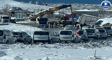 Tır kazası trafiği kilitledi 