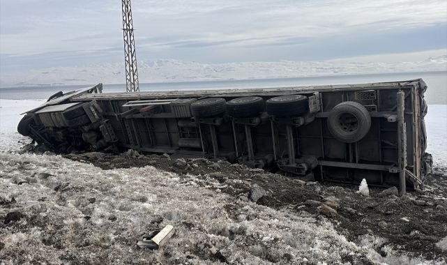 Tır şaranpole yuvarlandı!