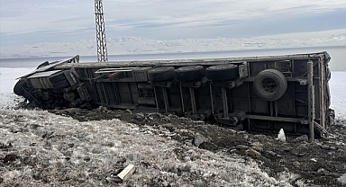 Tır şaranpole yuvarlandı!