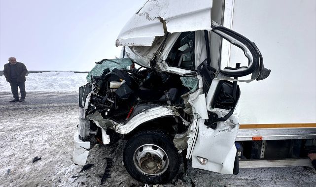 Trafikte korku dolu anlar! 5 araç birbirine girdi