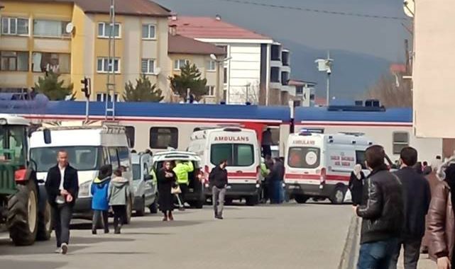 Tren hemzemin geçitte araçlara çarptı!