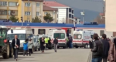 Tren hemzemin geçitte araçlara çarptı!