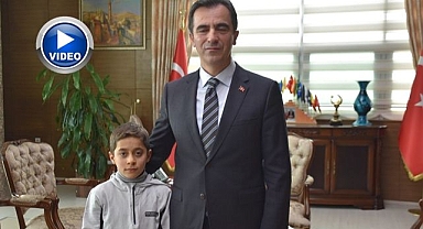 Vali yürekleri ısıtan görüntüye kayıtsız kalmadı