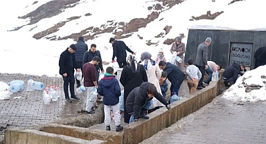 Vatandaşlar çeşmelere akın etti