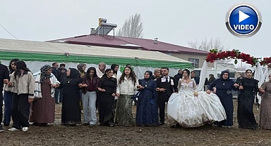 Yağmur, çamur demeden düğün yapıyorlar!