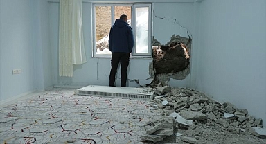 Yamaçtan kopan kaya parçası duvarı deldi