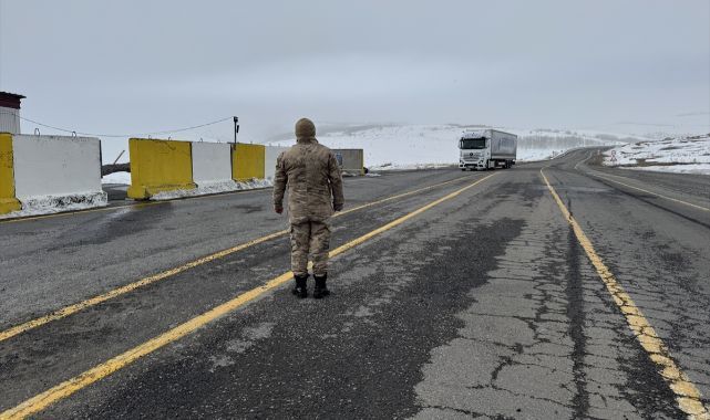 Yol tır geçişine kapatıldı