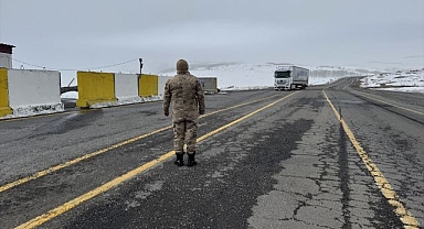 Yol tır geçişine kapatıldı