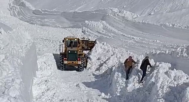 Yola çığ düştü: Ulaşıma kapandı!