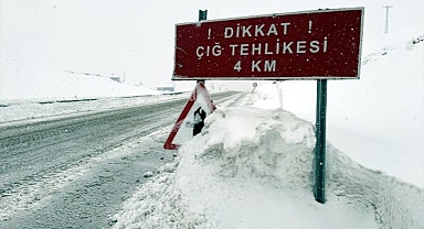 Yola düşen çığ ekiplerce temizlendi