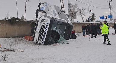 Yolcu otobüsü devrildi! Çok sayıda yaralı var