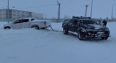 Yolda kalan araçların imdadına gönüllüler yetişti