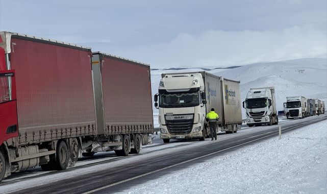 Yolda kalan onlarca tır kurtarıldı 