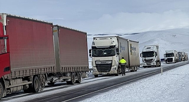 Yolda kalan onlarca tır kurtarıldı 