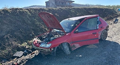 Yoldaki çukur kazaya sebep oldu: Araçlar hurdaya döndü!