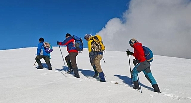 Zirvede zorlu kış tırmanışı