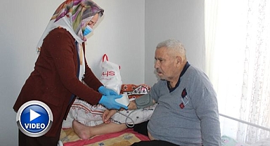 10 yıldır yatalak kayınpederine gözü gibi bakıyor