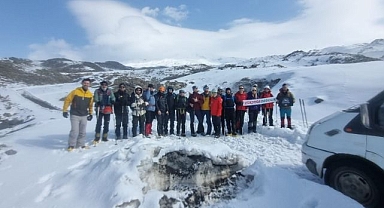 19 kişilik dağcı grubundan zirve tırmanışı