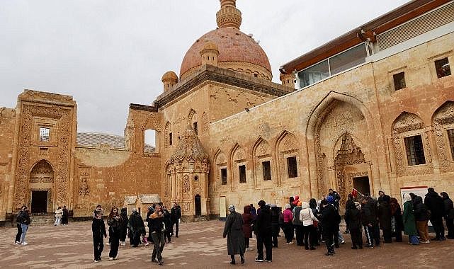 235 yıldır ayakta, İshak paşa  sarayına  yoğun ilgi
