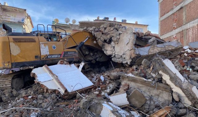 Ağır hasarlı bina iş makinesinin üstüne çöktü