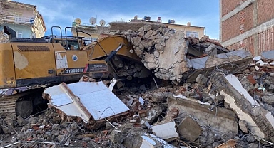 Ağır hasarlı bina iş makinesinin üstüne çöktü