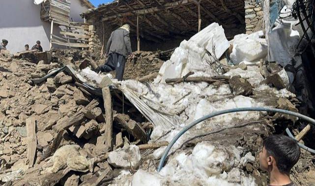 Ahır çöktü hayvanları telef oldu!