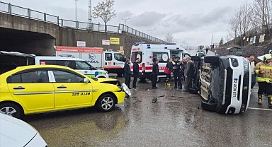 Alt Geçitte Can Pazarı: Hafif Ticari Araç ile Taksi Çarpıştı