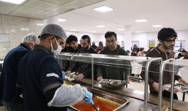 Anne yemekleriyle iftarlarını açıyorlar