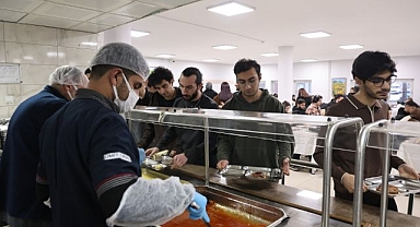 Anne yemekleriyle iftarlarını açıyorlar