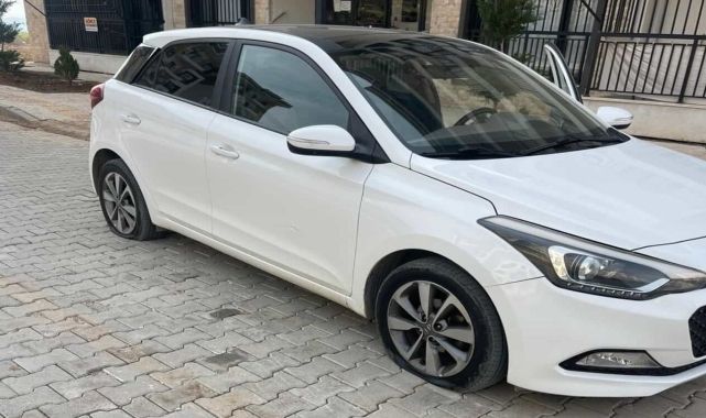 Araç park halindeyken lastiklerini kestiler!