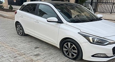 Araç park halindeyken lastiklerini kestiler!