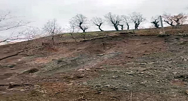 Aşırı yağış toprak kaymasına yol açtı, Yol ulaşıma kapandı