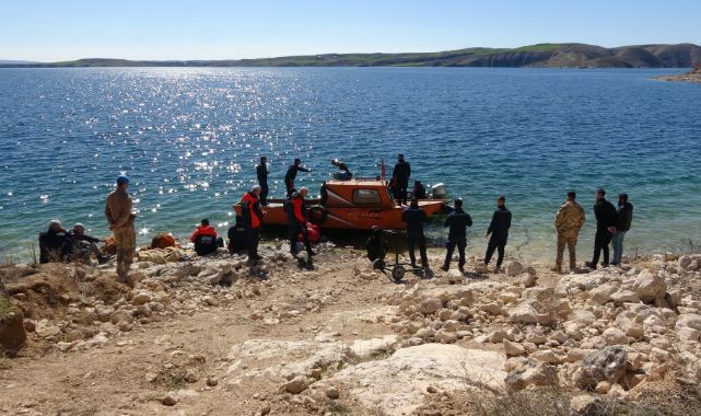 Atatürk Baraj Gölüne füze parçaları düştü