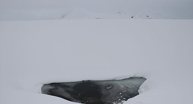Baharda yüzeyi karla kaplandı