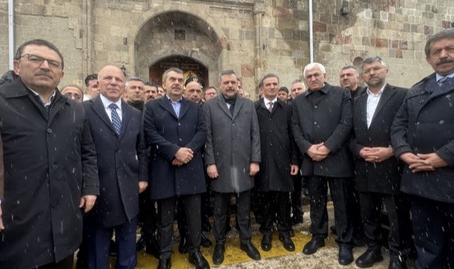 Bakan Çiftçi ve Tekin, bayram namazını Erzurum'da kıldı