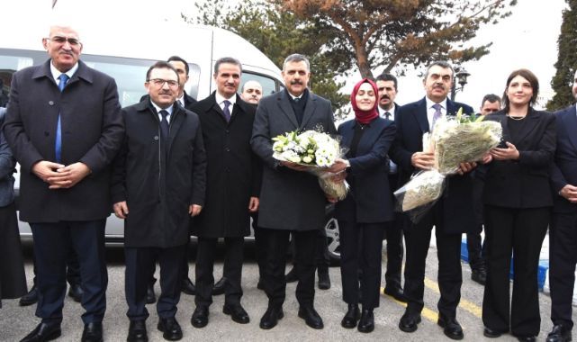 Bakan Tekin ile Çiftçi Erzurum'da! Meşaleler ve bar gösterisiyle karşılandılar