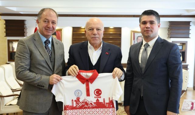 Başkan Sekmen’e Erzurum temalı forma