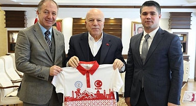 Başkan Sekmen’e Erzurum temalı forma