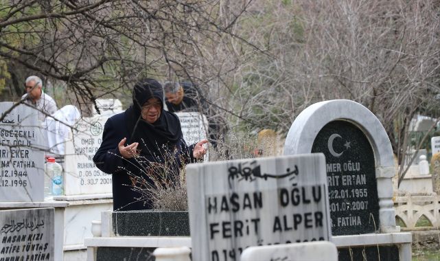 Bayram arifesinde mezarlıklar doldu taştı