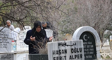 Bayram arifesinde mezarlıklar doldu taştı