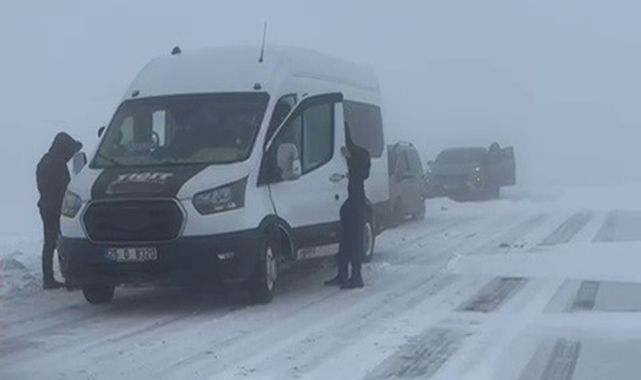 Beyaz çile bitmedi! Palandöken geçidinde mahsur kaldılar